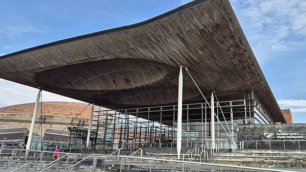 Y Senedd o'r tu allan